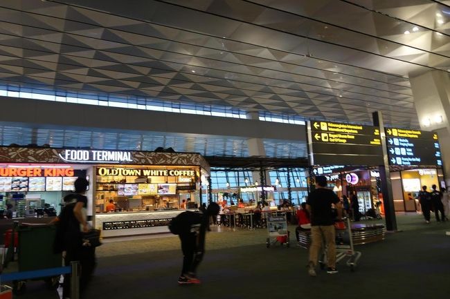 スカルノハッタ空港の出発エリアは<br />空港に向かって左手が国際線<br />右手が国内線エリアになります。<br /><br />なので、左手の国際線から上がって来た<br />私は、右手の国内線まで…<br />端から端まで、歩かなければいけません(≡д≡) <br />結構距離長いよ(/TДT)/<br /> 