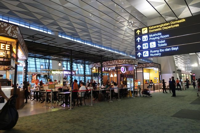 出発エリアには、とにかく食べるお店が<br />いっぱいです。<br />