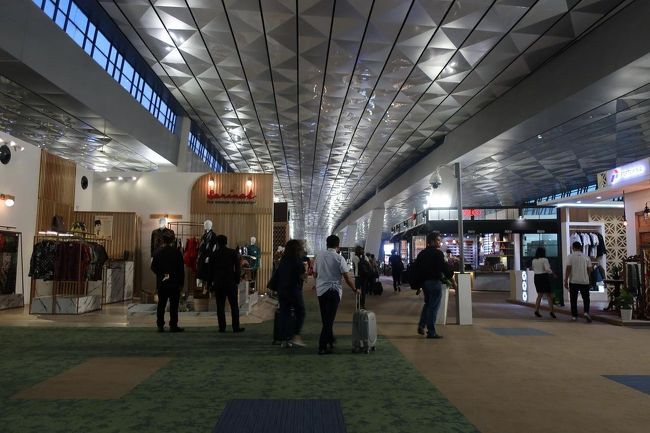 国内線の手荷物検査場は、右手端に<br />あります。<br />こちらでは、ファストレーンが使えました。<br /><br />手荷物検査を抜けると…<br />やっぱりこっちもお店がいっぱい。<br /><br />ルピアが無いから、なんも買えない私。