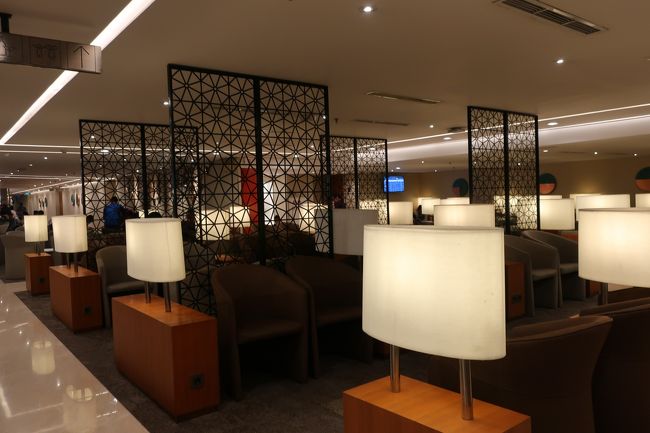 こちらは出発のゲートを<br />見渡せる位置にある、細長い作り。<br />モダンで、椅子も沢山あったから<br />結構人が居たけど、あぶれる事は無かった。<br /><br /> 