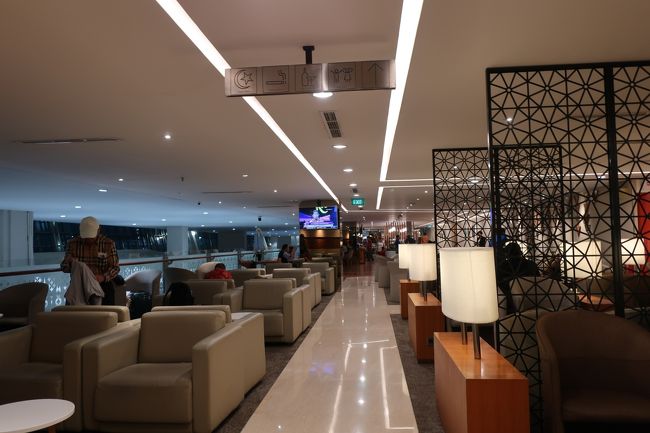 まだ搭乗まで時間があるので<br />ガルーダのラウンジに行ってみます。