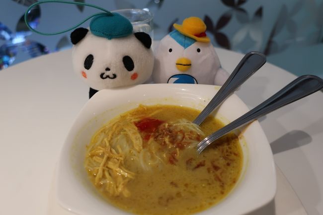 私はソト・アヤム？かな？<br /><br />鶏肉やもやし、キャベツや春雨が入った<br />スープです。<br /> <br />辛くはなく、美味しかったです。