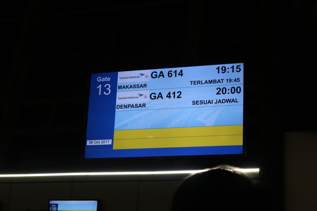 日本から入れてった、アジア周遊プリペイトSIMに<br />イライラしながら過ごしていたら<br />あっという間に搭乗時間。<br /><br />しかし肝心なバリ島行の飛行機が<br />遅れております。<br />この写真の2段目の飛行機なのに<br />前の便…19：15搭乗の、マッカーサー行が<br />詰まっておりました。<br /><br />ふと外を見ると、あれ？飛行機居ないじゃん。<br />これは大分遅れるのかなぁ…<br />って思てたら、マッカーサー行の<br />搭乗が開始されました。<br /><br />あれ？飛行機居ないけど？？？<br />