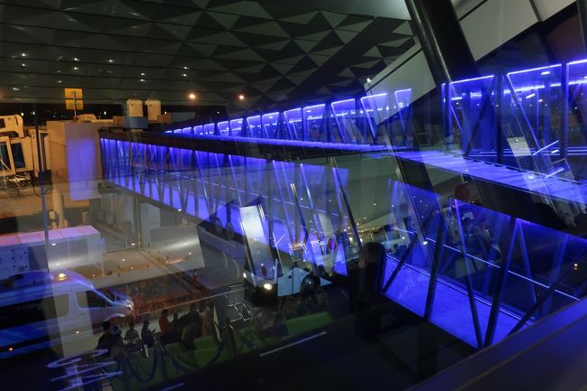 その後分ったんだけど、私が登場する時も<br />飛行機居なくって、ゲートを抜けたら<br />バスが待ってた(笑)<br /><br />なんか派手なゲート。<br /><br />花道？…ではないよなヾ(´▽｀;)ゝ<br /><br /><br />ではデンパサールへ出発です。<br /><br /> <br />