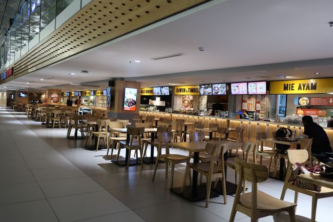 現地通貨が無かったので<br />ラウンジのみでございましたが<br />こういった、インドネシア料理の<br />フードコート？みたいなところで<br />ちょっと頂いてみたかったです。