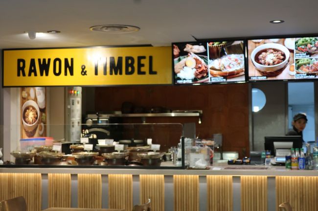 なんかねぇ～いっぱいインドネシア料理の<br />名前が書いてあるブースがねあって<br />すっごい心惹かれてた。<br /><br />でもここ、国内線の出発エリアだから<br />帰りは寄れないんだなぁ…