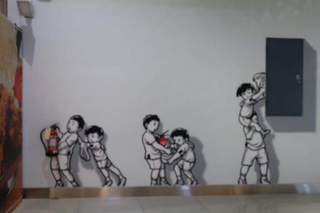 スカルノハッタ空港は<br />消化器が置いてある箇所の壁に<br />色々だまし絵？バージョンあるんで<br />もし行かれる方いたら、見つけてみて<br />ください。