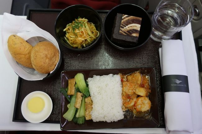 さて、フライト時間は2時間弱ですが<br />しっかりとした、機内食がでます。<br /><br />なので、ラウンジでは控えめに<br />してたんですよね。<br /><br /> <br />でもってシーフードなメニューがこちら。