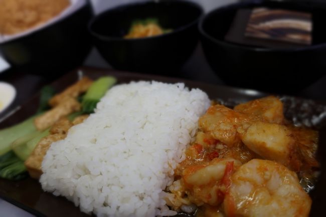 エビチリ？みたいなのに…<br />青梗菜となんかの炒め物。<br />これはのちに、ナシチャンプルー<br />でよく見かけた惣菜でした。 <br /><br />パパイヤのサラダとチョコレートケーキ。<br />あとは、温め失敗したパン(苦笑)<br /><br />パパイヤサラダと、エビチリっぽいのは<br />結構辛かった～(Ｔ▽Ｔ;) <br /><br />のんびりご飯を食べていたら…<br />あっという間に、着陸体勢です。<br />食後のお茶も、あんまり飲めなかった。 <br /><br />こんなに慌ただしいなら、無理して<br />食事を提供しなくても、良いのでは？<br /><br /> と、思ってしまいます。