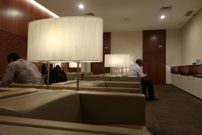 水とか飴しかない、小さいラウンジですが<br />ほっと出来ます。<br />こちらで5分程待っていると<br />私の荷物を持ってきてくれる<br />スタッフさん。<br />こちらもビジネスの特権です。<br />ありがたいです。<br /><br />その後は、荷物を持って出口へ。<br /><br />バリ王さんのスタッフは<br />緑色のバティックシャツを着ているそうで<br />直ぐに見つける事が出来ました。<br /> <br />「お疲れ様です～飛行機遅れちゃったね」<br /><br />そうなの～もう着いたのは<br />現地時間0時頃…(/TДT)/<br /><br />スタッフさんも、ありがとう♪<br /><br /> <br />