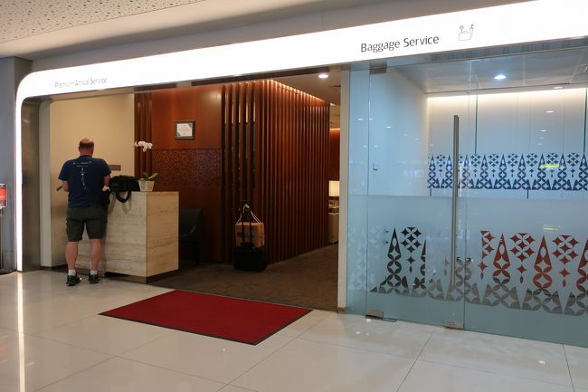 さて、やっとこさ目的地のバリ島<br />ングラ・ライ空港に到着です。<br /><br />到着したら、Baggage Claimにある<br />Arrival Loungeへと行きます。<br /><br />こちらに、荷物の半券とボーディングチケを<br />持っていくと、私の荷物を探して<br />持ってきてくれるんですよ。