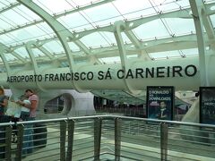 ポルト空港は最新デザインの空港でした。