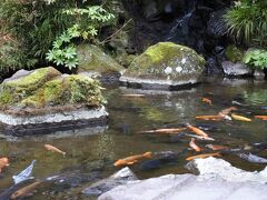 ラウンジ「オーキッド」の横から庭園へ。