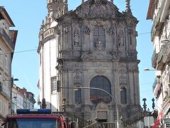 駅からドウロ川に向けて下って行くとクレリゴス教会が見えます。