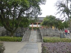 入場料120元

本当はガイド同伴で団体行動なんですが、中国語がわからないと言うと外国人用の首下げカードと地図を渡され、個人で回ることに。