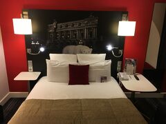 ホテル メルキュール パリ オペラ ルーブルに到着。予約したネットの写真で見たまんまのお部屋！白クマがかわいい。一人で泊まるには十分な広さで、スーツケースも余裕で開けられた。