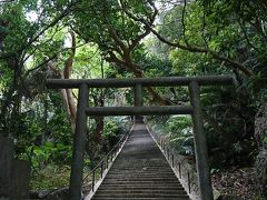続いてシルミチューへ。
この階段をのぼった先にある鍾乳洞に琉球を創った神様が住んでいたそうです。

