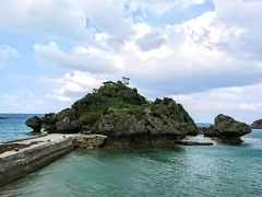 パワースポットで有名な浜比嘉島へ到着！
まずは琉球を創った神様「アマミチューの墓」へ。
アマミチューの墓は小さな島ですが、コンクリートの道で繋がっています。