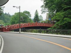 スリル満点の「いろは坂」を無事に下りました。
まもなく、「日光二荒山神社・神橋」を通ります。
神橋を過ぎると古民家が建ち並ぶメイン通り（国道119号線：日光街道）を走ります。

■神橋［世界遺産登録・国重要文化財］
奈良時代末のスゲの蛇橋伝説が伝わる橋。（長さ28m）