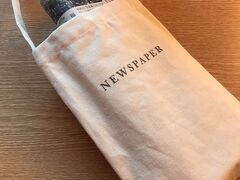そういえば、ビジネスクラス以上のカテゴリーには朝刊のサービスがあります。

チェックイン時にどの新聞がいいかも聞かれます。
朝、部屋のドアノブにかかっていました。

昨夜はあれから雪になり、すごく寒くて９時過ぎまで部屋でゆっくりしてからチェックアウト。

荷物をフロントに預けて展望ホールへ向かいます。