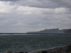 雨が降るか瀬戸際の、お天気模様で・・
正面に見えるのは、沖縄本島最北端の辺戸岬です。