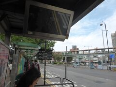 11：30　一駅なのであっという間に到着です。上水駅の目の前にある空港バス乗り場へ。