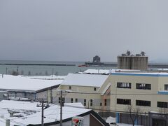 オホーツク海上に見えるのは氷海展望塔オホーツクタワー