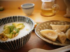 私が頼んだのは”アボカドと松の実のお粥と水餃子セット”。
本日のお茶付きで￥830‐

