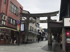 最初の鳥居

お店もまだ空いていなところが多かったです。