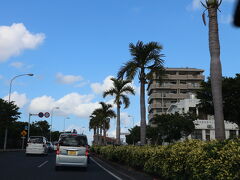 日産レンタカーでレンタカーを借りて出発です。
平日だしこの時間だから混雑なしでスムーズに出発です。
日産レンタカーは空港からも近いし、ガソリンスタンドにあるので返却が便利です。

