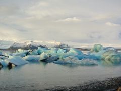 地理のプロとして(プロ？)、氷河とは長い年月をかけて谷に降り積もった雪が押し固められ、氷となり、重さで下流にずるずると押し流されて、ゆっくりゆっくりと川の様に流動するものを言います。

どんどん下流に押し流されてきた氷は最終的に、気温が上がる山麓で溶けるか、ここヨークルスアゥルロゥン氷河湖のように海へ流れ、最後を迎えるようになります。