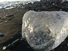 角が取れて、徐々に丸くなって、青みが無くなり、クリスタルのような氷へと変化するのです。