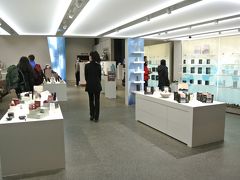 しっかりブルーラグーンブランドのコスメや、お土産も売ってます。
コスメ類は女性にあげたら喜ばれそうなものばかり。