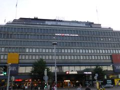 ヘルシンキ中央駅の前で下車し、宿泊するホテル「オリジナル ソコス ヴァークナ ヘルシンキ (Original Sokos Hotel Vaakuna Helsinki?)」に到着。