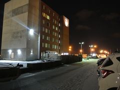 無事にオーロラにありつけた昨晩も、やはり２時だか３時だかにホテルへ帰着。
そのままベッドへダイブしました♪

で、最終日。
おはようございますm(_ _)m
レイキャビクのホテルをチェックアウトしまして、ケフラヴィークの空港まで到着しました。
ルームワンレンタカーに言われた通り、このホテルへ車のカギを返しまして、さて空港へ。