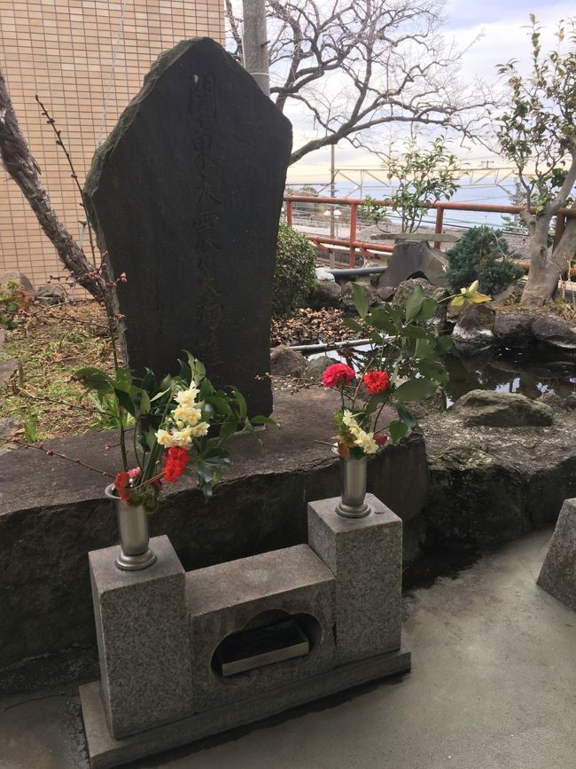 そして根府川駅で忘れてはならないのは、大正12年9月1日。関東大震災により崖からの地すべりが発生し、根府川駅に入線した乗客150人を乗せた普通列車が駅舎とホームもろとも海中流されるという根府川駅列車転落事故があった所。列車に乗っていた乗客約110名とホームに居た約20の計約130名が死亡したという大惨事でした。そしてここに慰霊碑が建てられているのです。