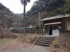 　山間にたたずむスイッチバックの無人駅、坪尻。駅前に車は入って来れず、山道を歩いて来るほかないという、秘境度の高い秘境駅の一つです。
