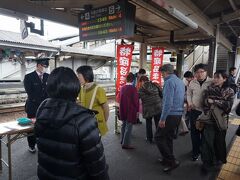 　阿波池田駅のホームでは、特産品を即売。日本酒の品ぞろえが豊富で、旅の最終日だったら買い込んでいただろうな。