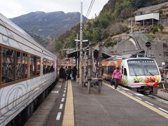 　山間の渓谷の駅、大歩危に到着。すぐ後を追ってきた南風はアンパンマン列車で、高知へと乗り継ぐ観光客にも配慮されています。
　僕らはせっかくなので１本落とし、１時間の散策に出かけてみました。
