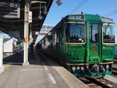 　「アンパンマン列車」を降りて地下道を渡れば、観光列車「四国まんなか千年ものがたり」が待っていました。国鉄時代の特急型気動車・キハ185系の改造車です。
　昨年（2017年）の４月１日に走り始めたばかりで、高い人気を誇ります。
