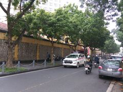 今日は家族揃って、ハノイ城を見学する予定です。
街散策も兼ねて、歩いて行くことにしました。
ホアロー収容所の前です。