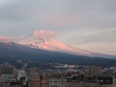 am 7:00前、少し朝陽に染まり始めました。
起床時には、雲のない富士山でしたが
少し雲が出始めています。。