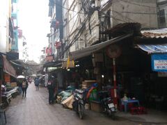 お昼を過ぎ、お腹が空いてきました。
ベトナム政府が後押しをしているという食堂街「フォーアムトゥック」にやってきました。
