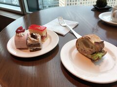 さて東京につき、打合せ終わりホテルに戻ってきました。
ホテルのラウンジでお茶します。
毎度のことながら美味しいスイーツをたらふくいただきました。