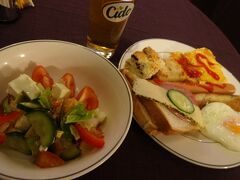 リガ2日目。

ホテルの朝食はビュッフェ形式。
チーズ入りサラダとバナナクレープが美味しかったです。