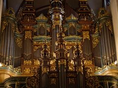 リーガ大聖堂のパイプオルガンは世界最大級。
なんとパイプは約6,700本もあるのだとか。
曲目は、以下の5曲。
正直、鳥肌が立ちました。来てよかった…！
コンサートの最後は、演奏者の女性がぺこりとお辞儀をして拍手喝采。

・ヘンデル：アレグロ マエストーソ
・バッハ：G線上のアリア
・ヴィヴァルディ／バッハ編曲：オルガン協奏曲イ短調 第一楽章
・グルック：オペラ「オルフェオとエウリディーチェ」より
・ヴィドール：トッカータ（オルガン交響曲五番）