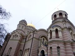 行きと帰りは違う道を選ぶのがこだわりです。
エスプラナーデ公園を横切って旧市街に戻る途中、ロシア正教の教会を見つけました。
救世主生誕大聖堂と言われているようです。
後からガイドブックを見て知りました。
