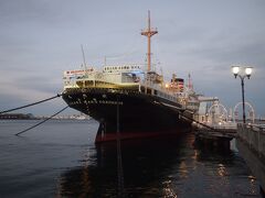 氷川丸もライトアップされてきましたがまだ空が明るい