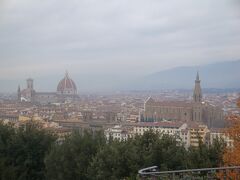 花の都、フィレンツェにやって来ました。まずは、高台のミケランジェロ広場から町並みを眺めます。