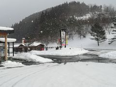 12：50　道の駅　奥津温泉に到着

雪がかなり降っています。駐車場内も雪が氷になって固まっています。